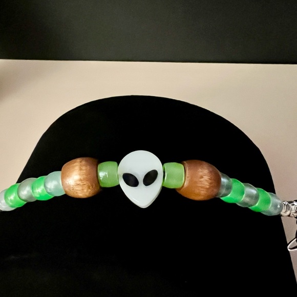 Roach Clip Spaced Out Smoker’s Helper Glow in the Dark Alien Head & green beads - Picture 8 of 17